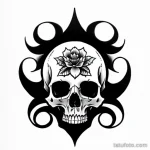 Фото тату черепа с розой, выполненное в технике blackwork. Рисунок отличается контрастностью и детализацией.