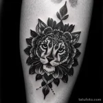 detailed black and white tattoo on a woman’s wrist, close-up, hyper-detailed, no colors, high contrast, greyscale, black and whi tatufoto.com 275