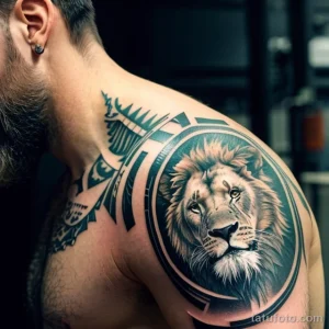 Фотография мужчины с реалистичной татуировкой льва на плече. Татуировка выполнена в черно-белой гамме с высокой детализацией.