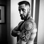 rugged man with a large geometric tattoo on his upper arm tatufoto.com 099