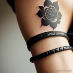 stylish woman with a tattoo on her wrist, showing signs of aging tatufoto.com 002