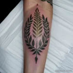 tattoo of a laurel wreath on a woman s upper arm tatufoto.com 227