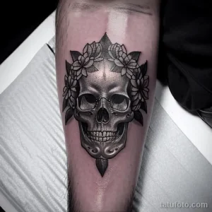 tattoo of a skull wreath on a man s bicep tatufoto.com 243