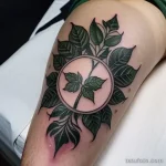 tattoo of a wreath of ivy on a woman s thigh tatufoto.com 255