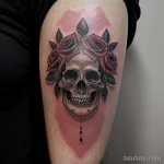 tattoo of a wreath with skulls and roses on a woman s thigh tatufoto.com 280