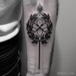 tattoo of a wreath with thorns on a man s forearm tatufoto.com 289
