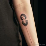 woman with a wrist tattoo, dressed in formal clothing tatufoto.com 218