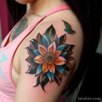 Фото тату цветка на плече. Яркий рисунок с оранжевыми и голубыми лепестками, дополненный летящей бабочкой. Идеальный эскиз для девушек.