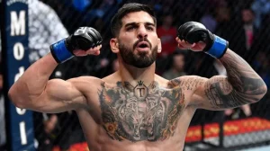 Фото тату на груди бойца MMA с изображением тигра и волка, выполненное в реалистичном стиле с использованием темных оттенков серого и черного.