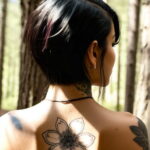 Красивая девушка с татуировкой цветок №013 - tatufoto.com 01112024