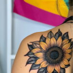 Красивая девушка с татуировкой цветок №014 - tatufoto.com 01112024