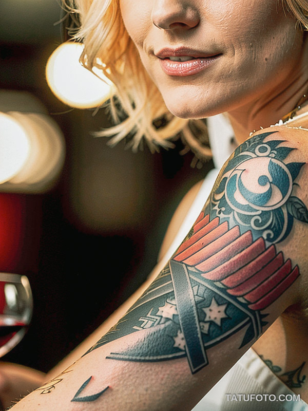 Кулинарные тату шеф-поваров - Blonde female chef with a tattoo of a wine glass and cheese on her wrist, tatufoto.com 021