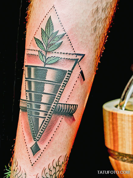 Кулинарные тату шеф-поваров - Close-up of a tattoo featuring a mortar and pestle with herbs, tatufoto.com 012