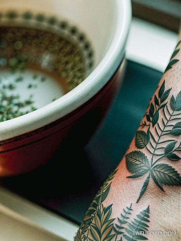 Кулинарные тату шеф-поваров - Close-up of a tattoo featuring a mortar and pestle with herbs, tatufoto.com 365