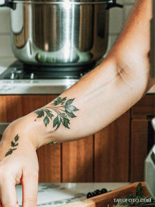 Кулинарные тату шеф-поваров - Elegant woman with a tattoo of fresh herbs on her wrist, tatufoto.com 490