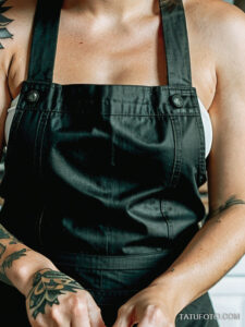 Кулинарные тату шеф-поваров - Stylish chef with a small tattoo of a knife and fork, tatufoto.com 173