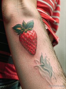 Кулинарные тату шеф-поваров - Tattoo of fresh strawberries, tatufoto.com 322