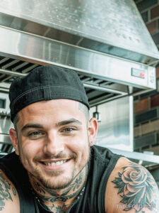 Кулинарные тату шеф-поваров - Young chef with a tattoo of a chef's hat and utensils on his bicep, tatufoto.com 103