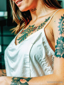 Кулинарные тату шеф-поваров - Young woman with a tattoo of a chef’s hat and spoon on her wrist, tatufoto.com 558