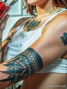 Кулинарные тату шеф-поваров - Young woman with a tattoo of a chef’s hat and spoon on her wrist, tatufoto.com 560