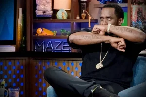 Фотография рэпера Diddy с татуировками на руках и шее. Яркий пример татуировок как элемента стиля и самовыражения.