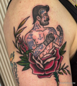 Фото татуировки в стиле олдскул на плече. Изображение боксера с забинтованной рукой и красной розы, выполненное яркими цветами и четкими контурами.