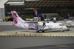 Фотография небольшого самолета Ohana by Hawaiian с уникальным дизайном хвоста, украшенного традиционными полинезийскими узорами.
