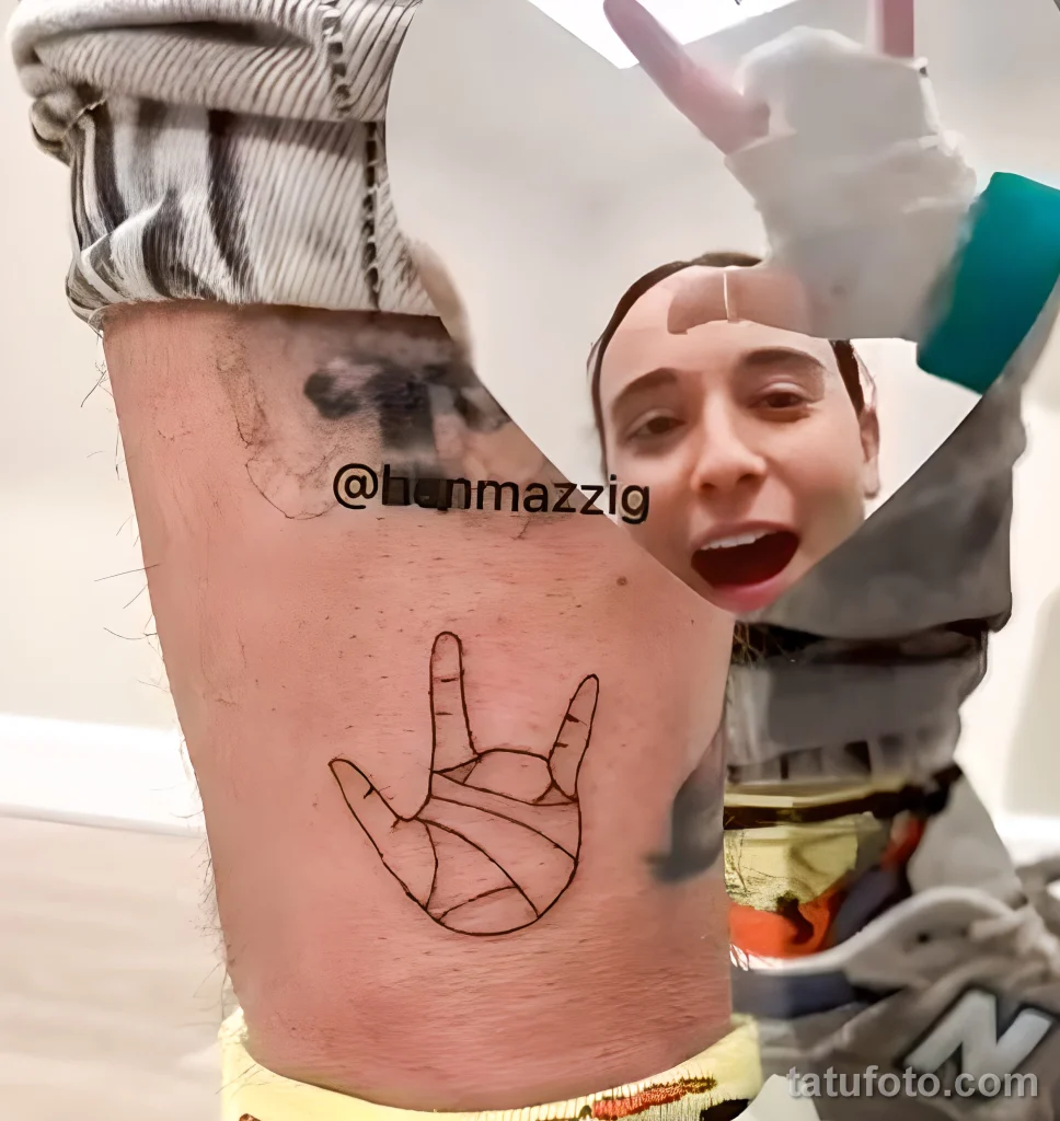 Как жест Эмили Дамари стал символом стойкости через тату №02 - tatufoto.com