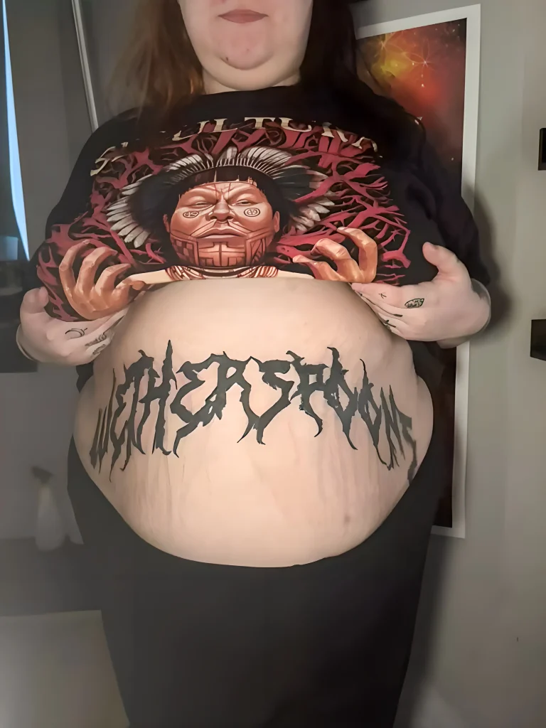 Как татуировка с названием Wetherspoons заняла пол живота 2025 №03 - tatufoto.com