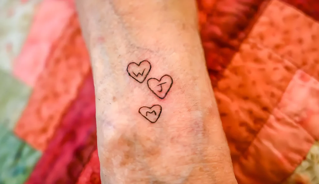 Первая татуировка в 71 год - фото для новости 2025 №02 - tatufoto.com