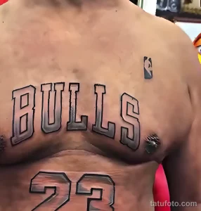 Фотография татуировки с логотипом "BULLS" и номером "23" на груди и спине мужчины. Спортивный стиль, динамичный дизайн.