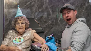 100-летняя бабушка сделала татуировку - 2025 - №01 - tatufoto.com