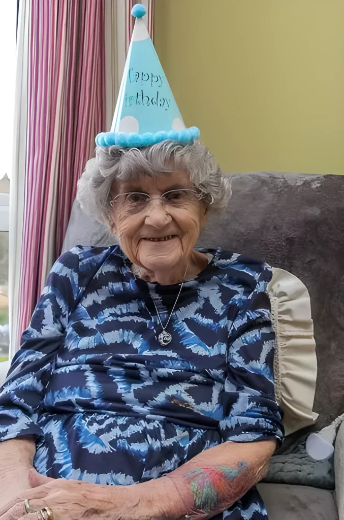 100-летняя бабушка сделала татуировку - 2025 - №02 - tatufoto.com