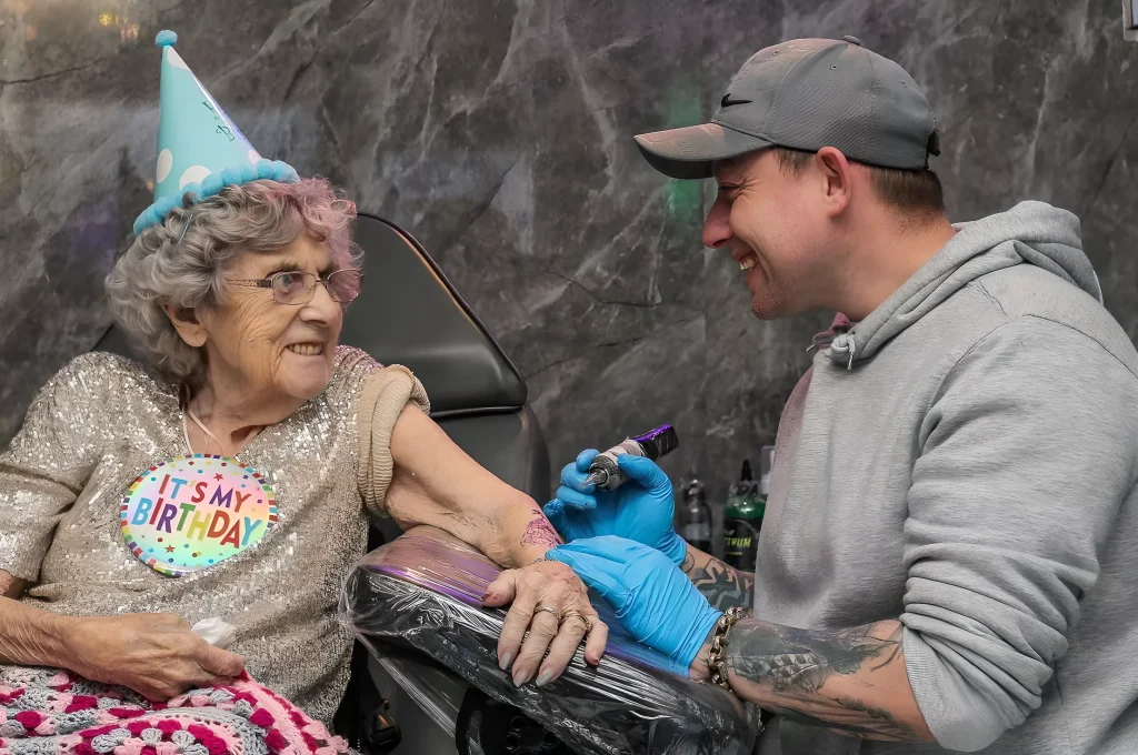 100-летняя бабушка сделала татуировку - 2025 - №04 - tatufoto.com