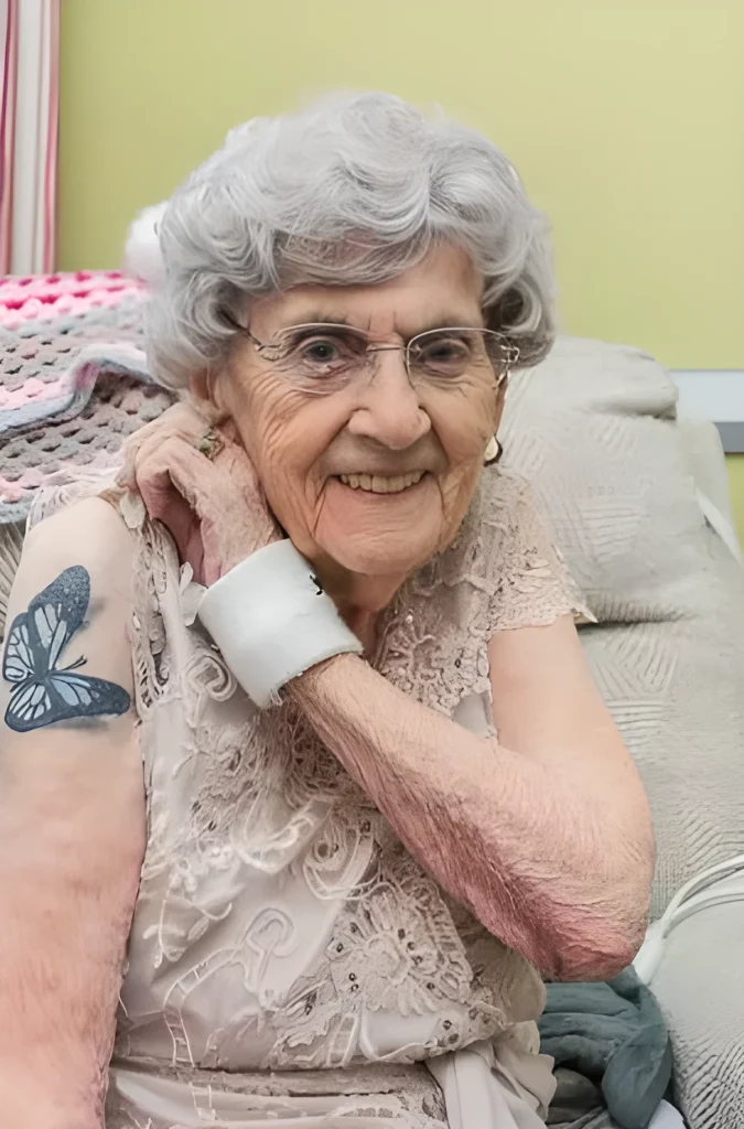 100-летняя бабушка сделала татуировку - 2025 - №06 - tatufoto.com