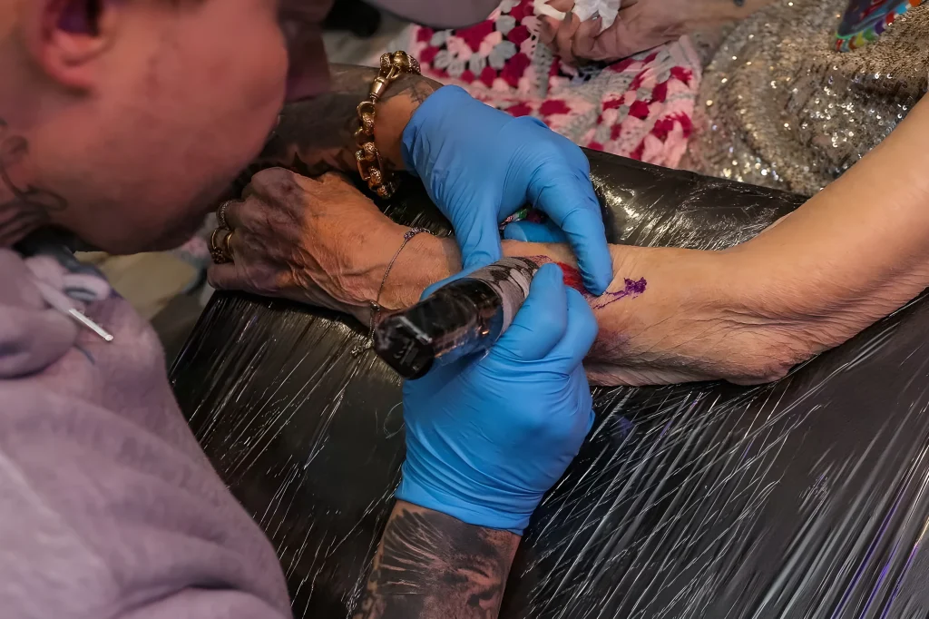 100-летняя бабушка сделала татуировку - 2025 - №08 - tatufoto.com