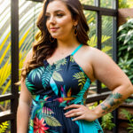 Как вес влияет на тату A curvy woman with a colorful hummingbird tattoo on her shoulder standing in a botanical garden wearing a sleeveless sundress tatufoto.com 046