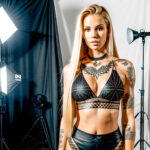 Как вес влияет на тату A tall woman with a geometric chest tattoo posing in a photography studio wearing a crop top long straight blonde hair intri tatufoto.com 036