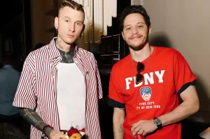 Фотография Пита Дэвидсона и Machine Gun Kelly, стоящих рядом. Оба мужчины имеют множество татуировок на руках и шее.