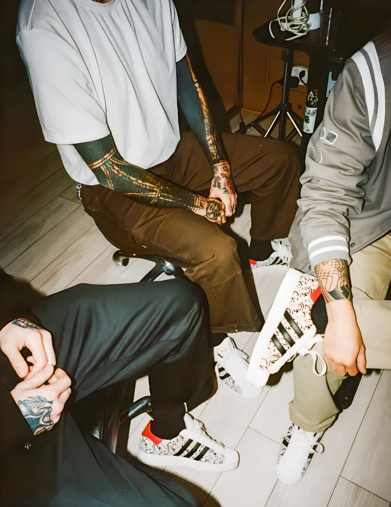 Adidas и Snipes выпустили кроссовки в честь тату-культуры - 2025 - №02 - tatufoto.com