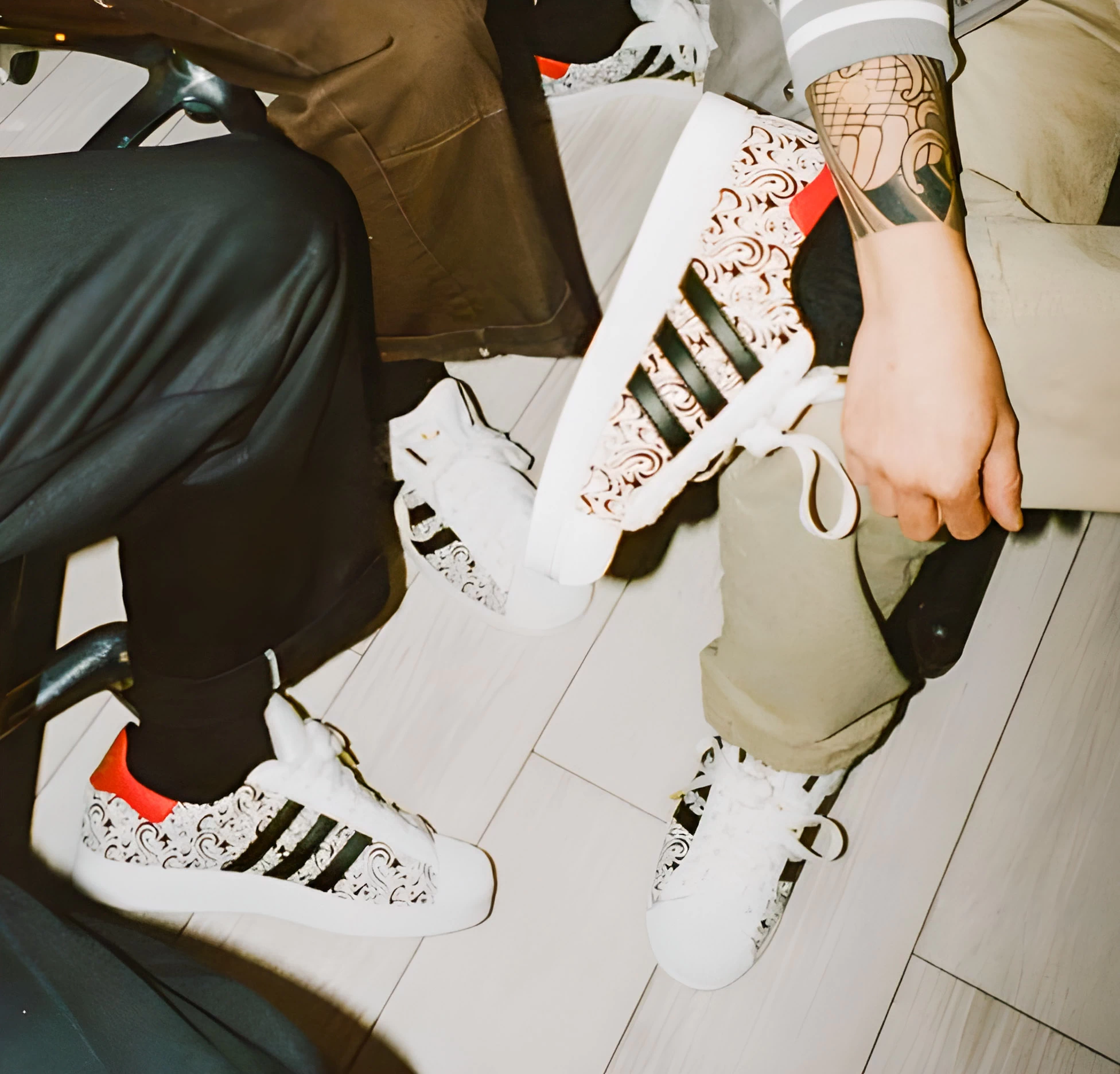 Adidas и Snipes выпустили кроссовки в честь тату-культуры - 2025 - №03 - tatufoto.com