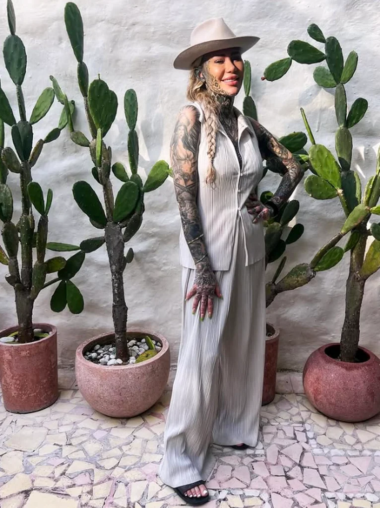 Бекки Холт (@becky_holt__) — самая татуированная девушка - 04 - фото tatufoto.com