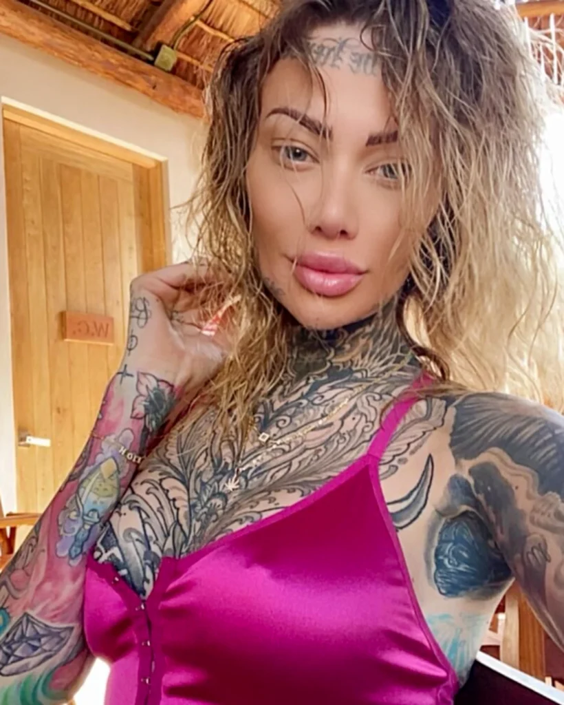 Бекки Холт (@becky_holt__) — самая татуированная девушка - 31 - фото tatufoto.com