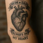 Фото тату с изображением сердца, окруженного лентой с надписью "MOM & DAD ALWAYS IN MY HEART". Символичный рисунок татуировки, эскиз в стиле реализм, символ любви и благодарности.