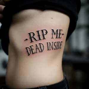 Фотография татуировки с надписью "-RIP ME- DEAD INSIDE" на боку. Черный шрифт в готическом стиле, выполненный четкими линиями.