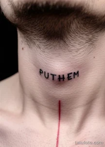 Фото тату надписи 'PUT THEM' на шее. Черный рисунок с красной линией под надписью. Смелый и вызывающий дизайн.
