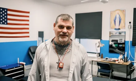 Тату вместо проповеди: католический мастер из Нью-Йорка отказывается бить „дьявольские“ рисунки