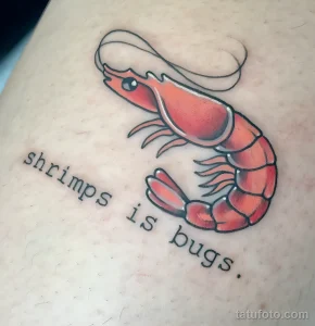 Фото татуировки креветки в стиле олдскул с надписью "shrimps is bugs". Забавный и необычный рисунок для любителей юмора.