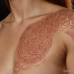 A close up of a woman's shoulder with a scarification style tattoo, but the scars are filled with a glowing, silver inlay, 2025 №53 - фото tatufoto.com