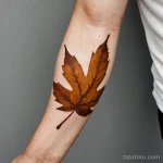 close up of elbow crease, olive skin with vitiligo in diamond shaped patches, realism leaf tattoo in dry autumn tone ink, veins 2025 №13 - фото tatufoto.com